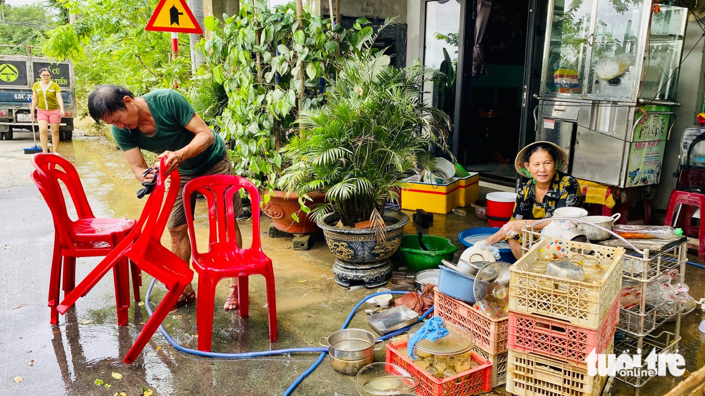 洪水后回家,和春居民震惊地发现家中积水超过2米深